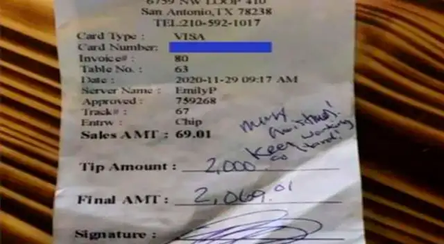 La joven recibió el dinero como regalo de navidad de parte de un comensal.  Su historia provocó la indignación de los usuarios en las redes sociales.