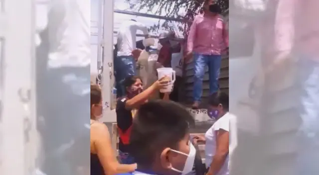 Pasajeros varados reciben ayuda de ganaderos. Pasajeros varados reciben ayuda de ganaderos.