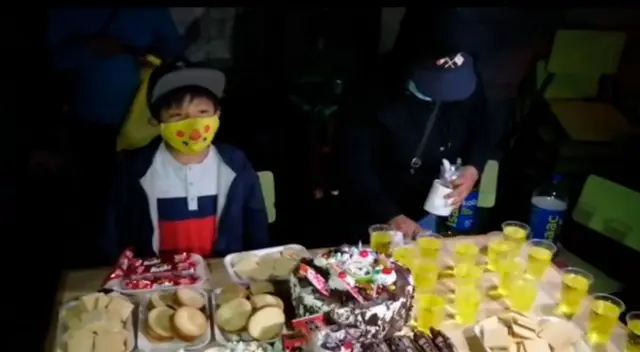 Menor que cumplía 10 años tuvo que festejar junto a pasajeros de bus y como deseo pidió que le permitan pasar junto a su familia. Menor que cumplía 10 años tuvo que festejar junto a pasajeros de bus y como deseo pidió que le permitan pasar junto a su familia.