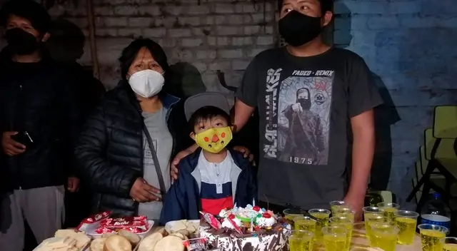 Menor que cumplía 10 años tuvo que festejar junto a pasajeros de bus y como deseo pidió que le permitan pasar junto a su familia. Menor que cumplía 10 años tuvo que festejar junto a pasajeros de bus y como deseo pidió que le permitan pasar junto a su familia.