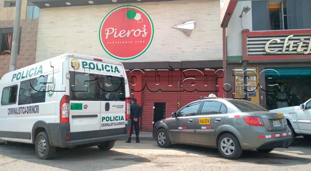 Menores abrieron un lado de la puerta de la pastelería.