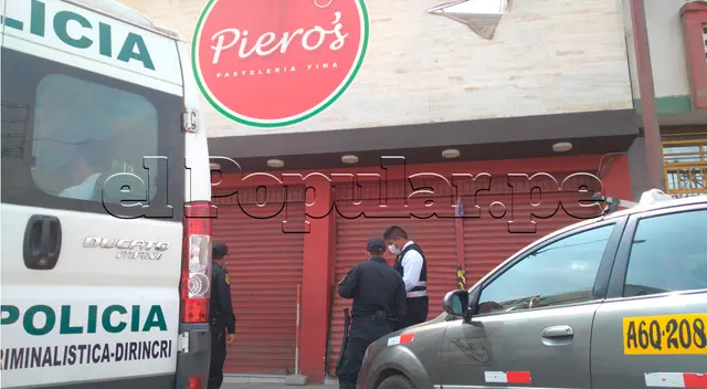 Menores abrieron un lado de la puerta de la pastelería.