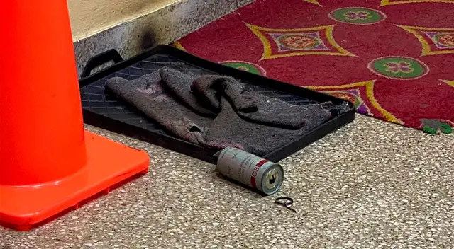 Delincuentes en La Victoria intentan robar galería de Gamarra, pero son descubiertos por el vigilante y antes de ser detenidos lanzaron bombas lacrimógenas. Delincuentes en La Victoria intentan robar galería de Gamarra, pero son descubiertos por el vigilante y antes de ser detenidos lanzaron bombas lacrimógenas.