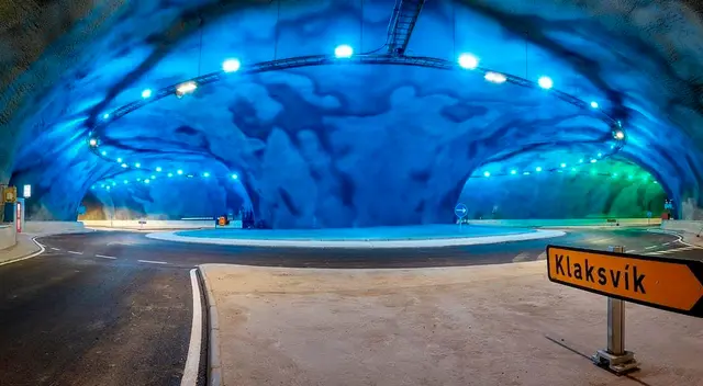 La rotonda del túnel submarino Eysturoy se iluminará con una enorme obra de arte de Tróndur Patursson. La rotonda del túnel submarino Eysturoy se iluminará con una enorme obra de arte de Tróndur Patursson.