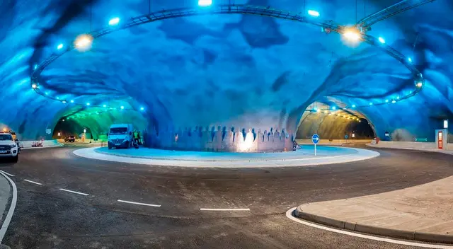 La rotonda del túnel submarino Eysturoy se iluminará con una enorme obra de arte de Tróndur Patursson. La rotonda del túnel submarino Eysturoy se iluminará con una enorme obra de arte de Tróndur Patursson.