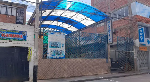 Local no cumple con todas las medidas de seguridad, ya que hace unos meses el techo se despendió pudo costarle la vida a alguien, según denuncian los vecinos. Local no cumple con todas las medidas de seguridad, ya que hace unos meses el techo se despendió pudo costarle la vida a alguien, según denuncian los vecinos.