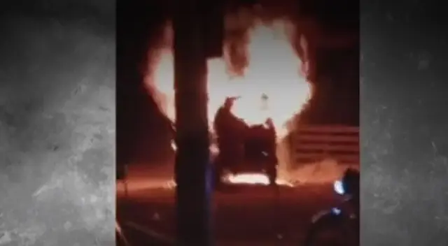 Los vecinos incendiaron la mototaxi de los delincuentes.