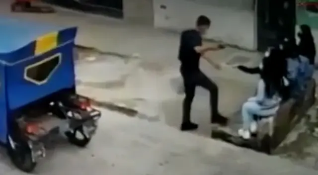 Un delincuente vestido de negro robó los celulares de adolescentes que grababan un video Tiktok.