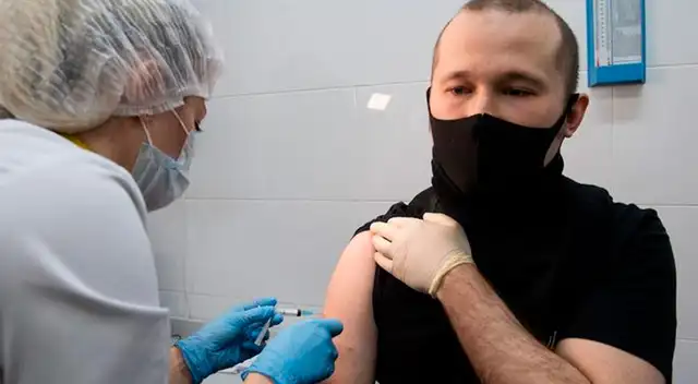 Recomiendan a quienes reciban la vacuna contra el COVID-19 que no tomen alcohol por 42 días Recomiendan a quienes reciban la vacuna contra el COVID-19 que no tomen alcohol por 42 días