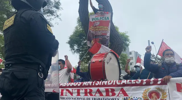 Los trabajadores de AJE exigen reintegrarse a sus labores en la empresa. Los trabajadores de AJE exigen reintegrarse a sus labores en la empresa.