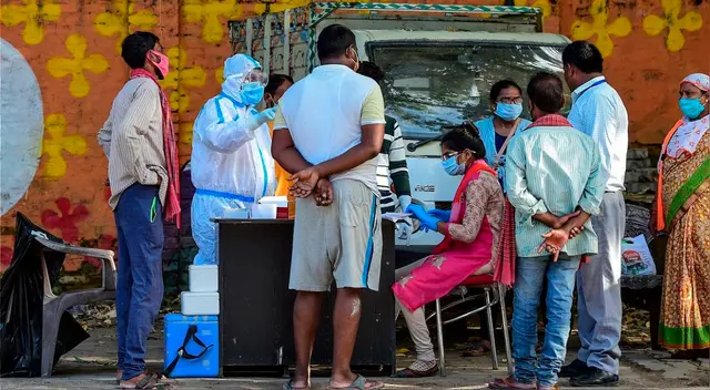 El ministro del estado afectado, YS Jaganmohan Reddy, visitó a los pacientes en el hospital.