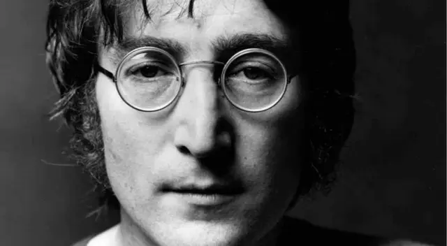 John Lennon perdió la vida el 8 de diciembre de 1980 a los 41 años de edad. John Lennon perdió la vida el 8 de diciembre de 1980 a los 41 años de edad.