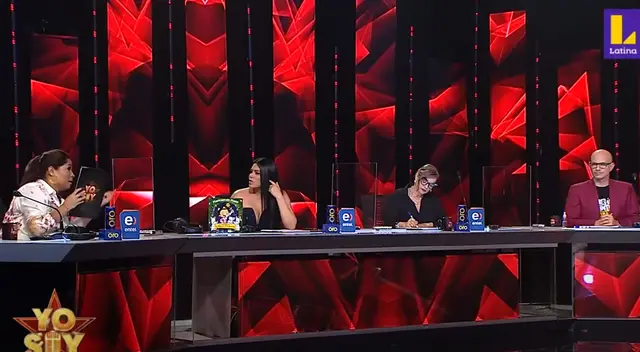 Katia Palma molesta con sus compañeros de Yo Soy. Katia Palma molesta con sus compañeros de Yo Soy.