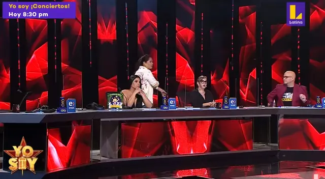 Katia Palma molesta con sus compañeros de Yo Soy. Katia Palma molesta con sus compañeros de Yo Soy.