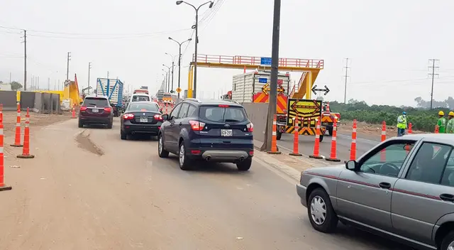 Testigos señalan que hay un herido, como causa del colapso del puente en la Panamericana Norte, tras el impacto de un tráiler. Testigos señalan que hay un herido, como causa del colapso del puente en la Panamericana Norte, tras el impacto de un tráiler.