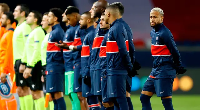 Neymar se retiró de la cancha junto con los jugadores del Istanbul.