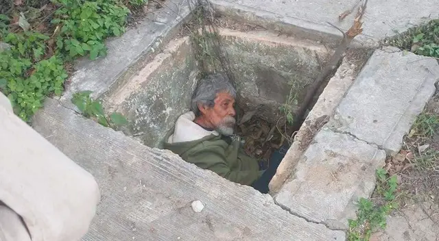 El humilde hombre se metió a una alcantarilla para cubrirse del frío. El humilde hombre se metió a una alcantarilla para cubrirse del frío.