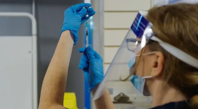 El Reino Unido comenzó este martes su campaña de vacunación masiva contra la enfermedad.