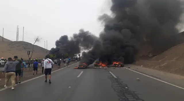 Bloquean la Panamericana Sur, a la altura de Pucusana Bloquean la Panamericana Sur, a la altura de Pucusana