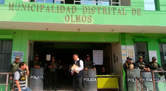 Las autoridades en plenas diligencias de intervención