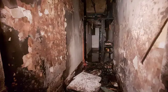 Un vecino logró rescatar dos niños, una pequeña de 4 años y otro de 7, quienes intentaban escapar hacía su ventana con la ayuda del padre de los menores. Felizmente, los infantes no resultaron heridos.