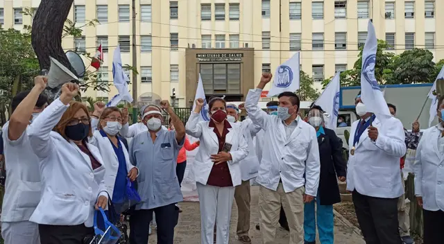 Profesionales de la salud protestan por aumento de presupuesto en el sector.