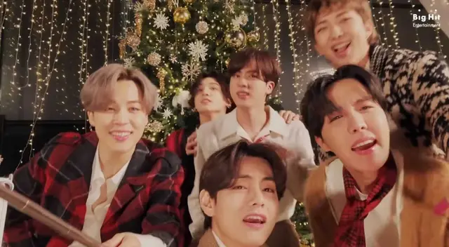 BTS decidió terminar el 2020 con un remix de su exitoso tema “Dynamite” y un curioso videoclip navideño. BTS decidió terminar el 2020 con un remix de su exitoso tema “Dynamite” y un curioso videoclip navideño.