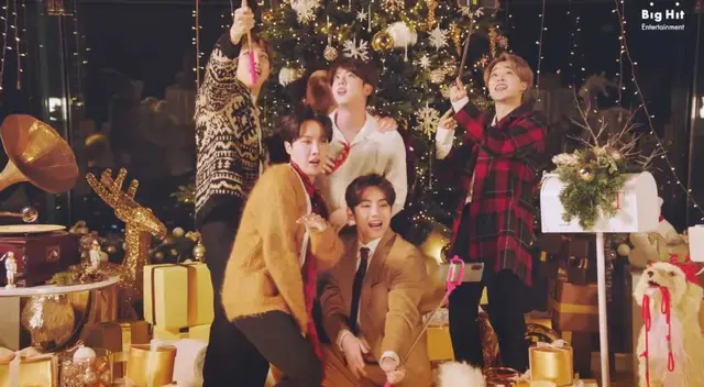 BTS decidió terminar el 2020 con un remix de su exitoso tema “Dynamite” y un curioso videoclip navideño BTS decidió terminar el 2020 con un remix de su exitoso tema “Dynamite” y un curioso videoclip navideño