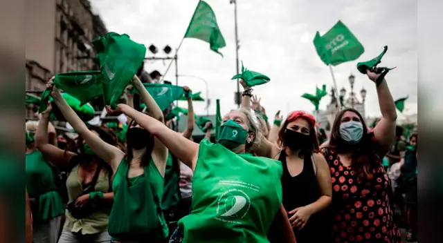 Las personas que manifestaron en las afueras del Congreso en Buenos Aires esperando el resultado del proyecto de ley.