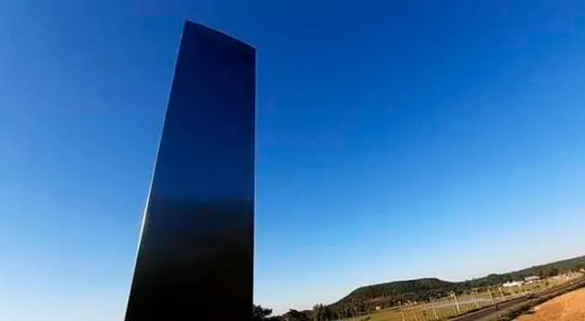 El nuevo monolito metálico fue encontrado en una ladera, entre los cerros Hû y San Rafael, en la ciudad de Paraguarí.