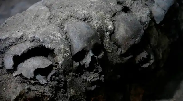 Tras dos años de excavaciones, los arqueólogos mexicanos hallaron los restos humanos. Tras dos años de excavaciones, los arqueólogos mexicanos hallaron los restos humanos.
