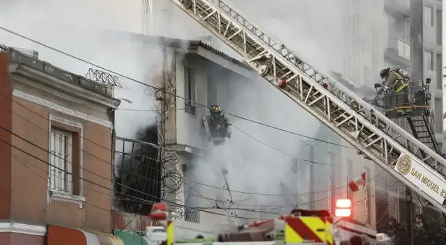 Más de 20 unidades de bomberos atendieron la emergencia. Dos hombres de rojo también resultaron heridos.