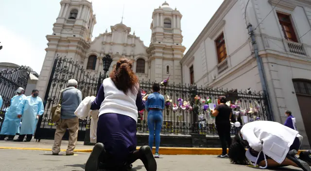 Fieles se organizaron con cada iglesia para poner un personal voluntario en la entrada a fin de hacer respetar los protocolos de bioseguridad y evitar contagios del COVID-19. Fieles se organizaron con cada iglesia para poner un personal voluntario en la entrada a fin de hacer respetar los protocolos de bioseguridad y evitar contagios del COVID-19.