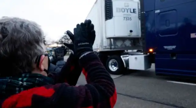 Estadounidenses aplauden el traslado de las vacunas.