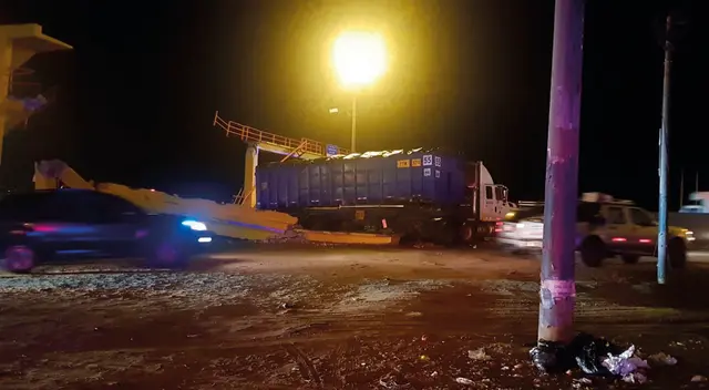 Un tráiler derribó un puente y dejó un herido.