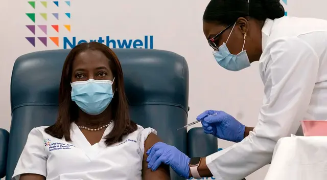 Sandy Lindsay se convirtió en la primera en EE. UU. en vacunarse.