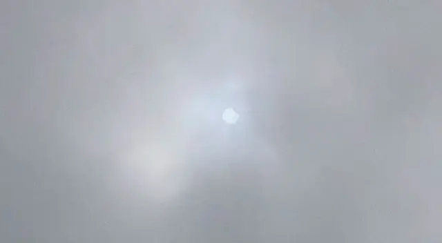 El cielo nublado en Lima y partes del Perú hacen que no se vea el eclipse solar. El cielo nublado en Lima y partes del Perú hacen que no se vea el eclipse solar.