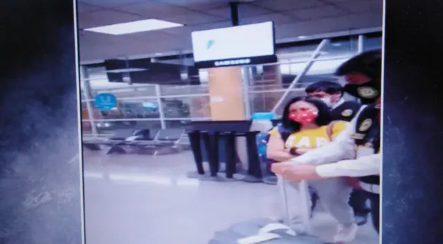 La Policía detuvo a una mujer que pretendía viajar a los Estados Unidos con medio millón de dólares falsos. La Policía detuvo a una mujer que pretendía viajar a los Estados Unidos con medio millón de dólares falsos.