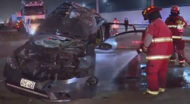 El vehículo se estrelló contra un poste en Villa El Salavador.