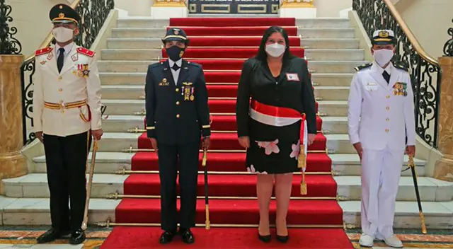 Dos mujeres son Espadas de Honor en la Marina y la FAP