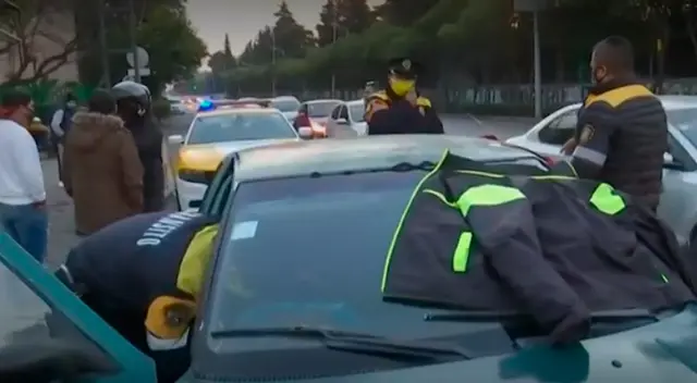 Los policías acondicionaron la patrulla para atender a la mujer. Los policías acondicionaron la patrulla para atender a la mujer.