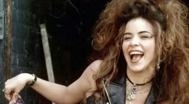 Gloria Trevi le juega una pesada broma a su esposo. Gloria Trevi le juega una pesada broma a su esposo.