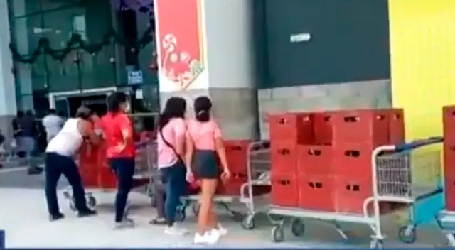 ciudadanos hacen largas colas para comprar cajas de cerveza