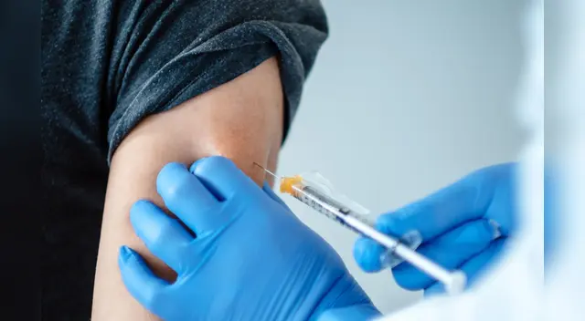 FDA recomendó a los pacientes que sufren de alguna alergia consultar con sus médicos antes de recibir la vacuna de Pfizer. FDA recomendó a los pacientes que sufren de alguna alergia consultar con sus médicos antes de recibir la vacuna de Pfizer.