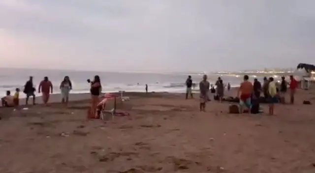 Ricardo Belmont acudió con algunos ciudadanos a la playa Agua Dulce sin respetar la distancia social, para protestar contra las medidas del Gobierno. Ricardo Belmont acudió con algunos ciudadanos a la playa Agua Dulce sin respetar la distancia social, para protestar contra las medidas del Gobierno.