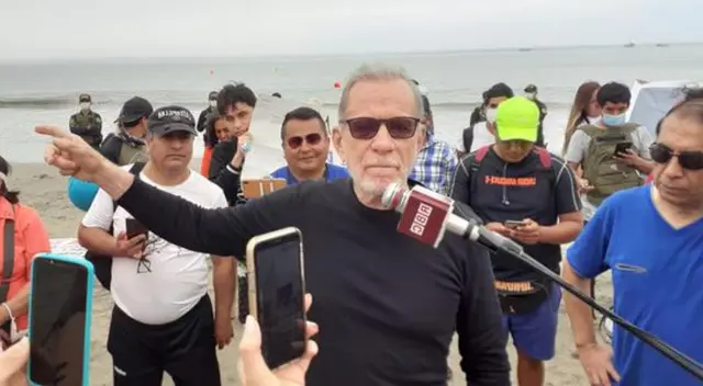 Ricardo Belmont acudió con algunos ciudadanos a la playa Agua Dulce sin respetar la distancia social, para protestar contra las medidas del Gobierno. Ricardo Belmont acudió con algunos ciudadanos a la playa Agua Dulce sin respetar la distancia social, para protestar contra las medidas del Gobierno.