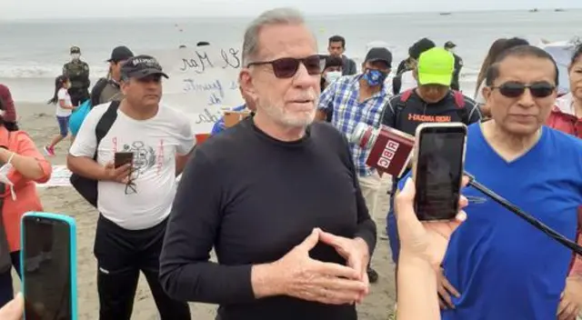 Ricardo Belmont acudió con algunos ciudadanos a la playa Agua Dulce sin respetar la distancia social, para protestar contra las medidas del Gobierno. Ricardo Belmont acudió con algunos ciudadanos a la playa Agua Dulce sin respetar la distancia social, para protestar contra las medidas del Gobierno.