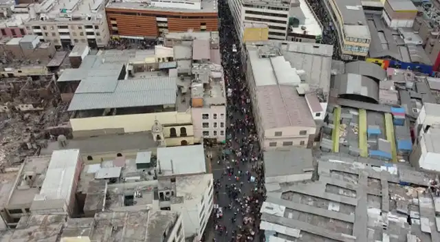 Aglomeraciones persisten en Mesa Redonda a pocos días de Navidad. Aglomeraciones persisten en Mesa Redonda a pocos días de Navidad.