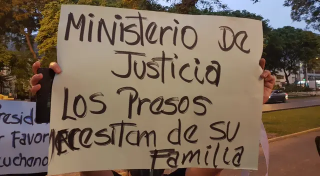 Familiares se instalaron en los exteriores del Ministerio de Salud para alzar su voz de lucha.