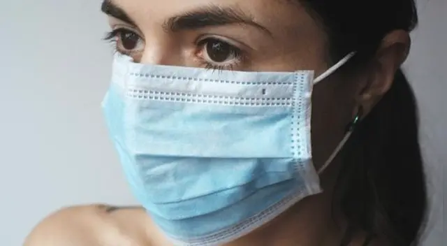 La investigación señala que una persona debe cambiar su mascarilla periódicamente para prevenir la propagación del COVID-19.